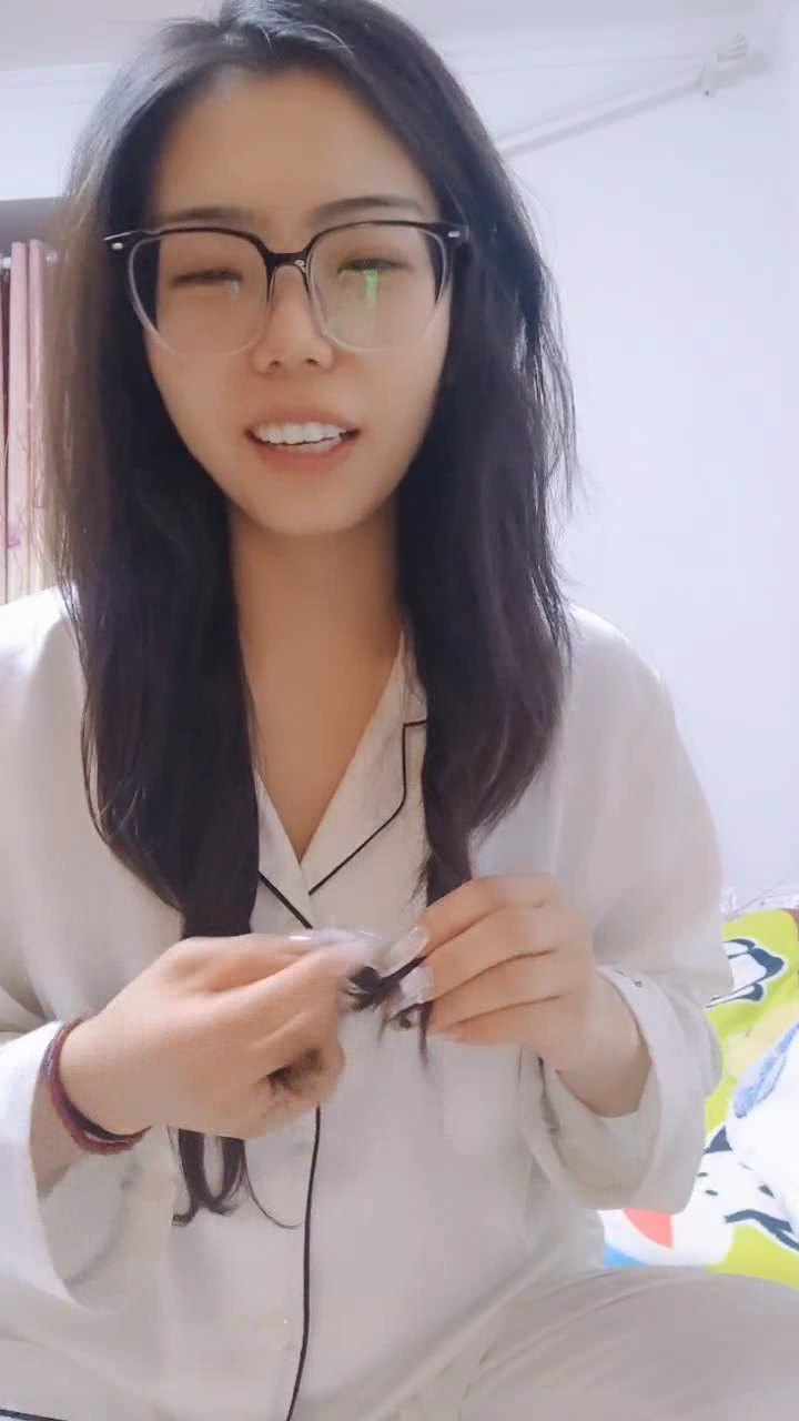 纯情的小少妇深夜跟帅小伙激情啪啪，全程露脸互动撩骚听狼友指挥，口交大鸡巴，让小哥无套爆草内射两次真骚
