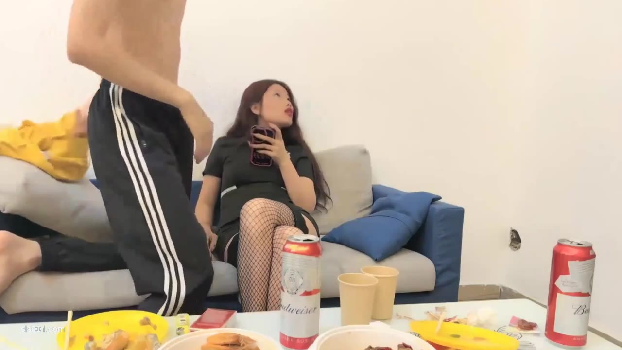良家黑丝小少妇 我要回家 啊不要救命疼太深了 身材娇小被小哥从沙发操到床上无套猛怼骚叫不停 连操两次颜射加内射