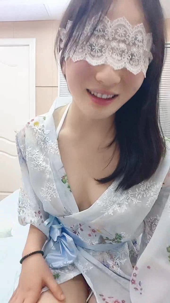 纯情小妹一个人在家深夜寂寞诱惑发骚，淫声荡语不断互动撩骚听指挥，浴室脱光光揉奶抠逼自慰呻吟